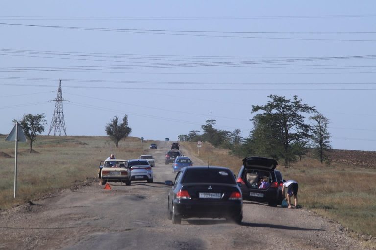 Kasko ve trafik sigortası farklarını anlatan yol üzerinde araçların bulunduğu kaza sahnesi.